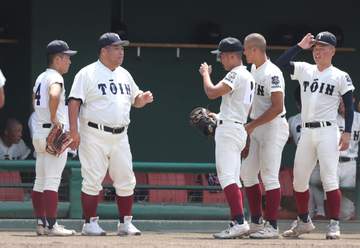 大阪桐蔭ナインが号泣 春夏連覇の夢が4回戦で途絶える 決勝点献上の左腕は涙止まらず