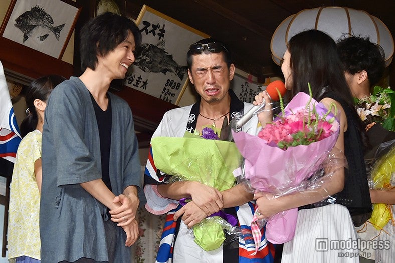 号泣する高畑裕太（中央）にツッコミを入れる清水富美加