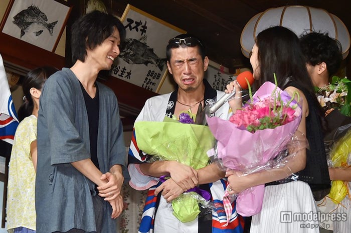 号泣する高畑裕太(中央)にツッコミを入れる清水富美加