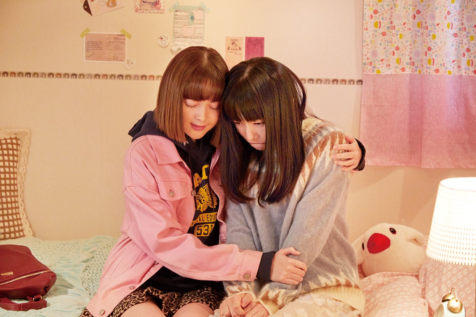 玉城ティナ、桜井日奈子（C）2018 『ういらぶ。』製作委員会（C）星森ゆきも／小学館