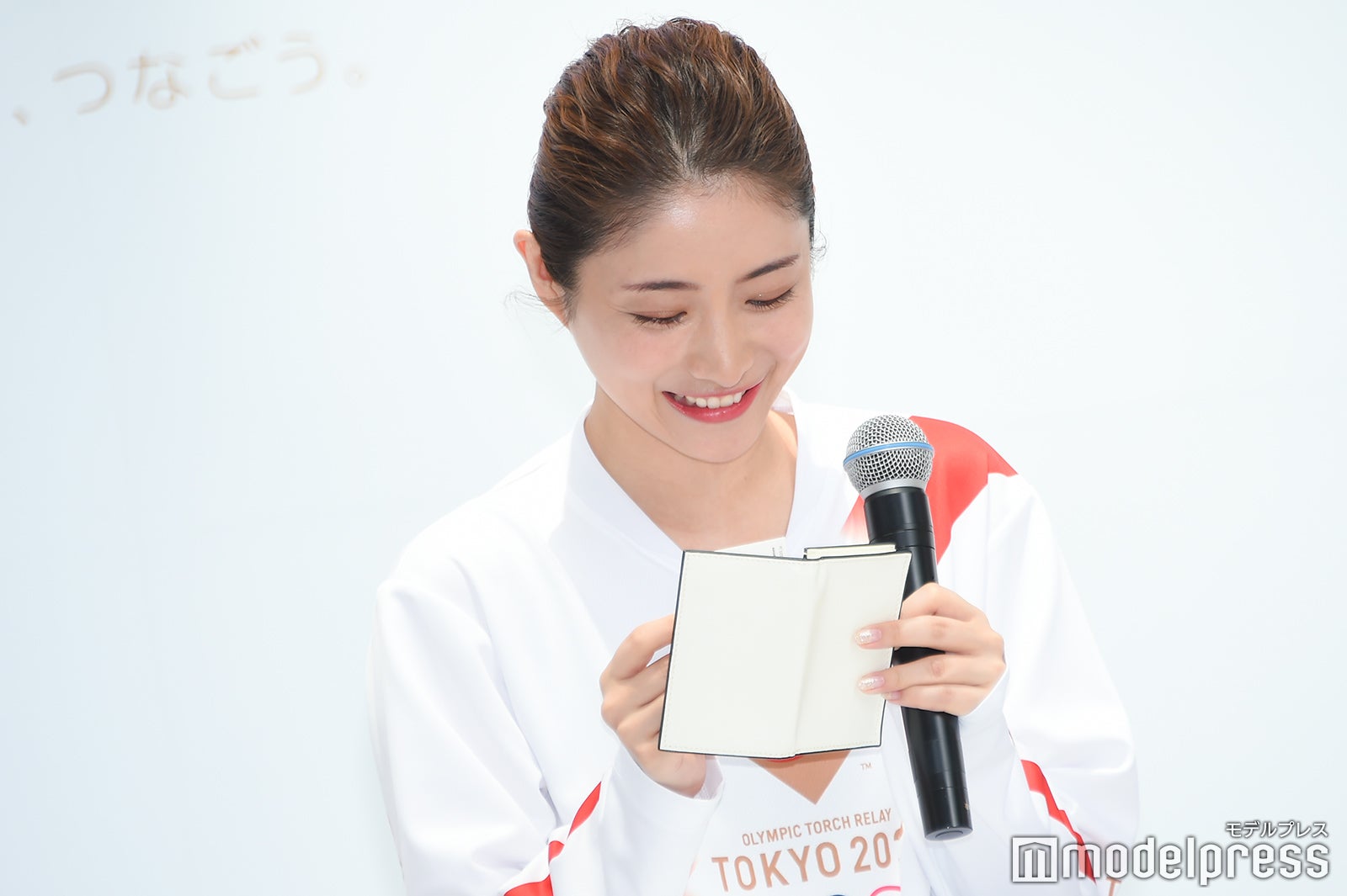 買ったばかりの名刺入れから嬉しそうに名刺を出す石原さとみ（C）モデルプレス