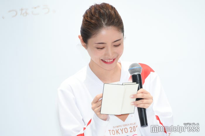 買ったばかりの名刺入れから嬉しそうに名刺を出す石原さとみ(C)モデルプレス