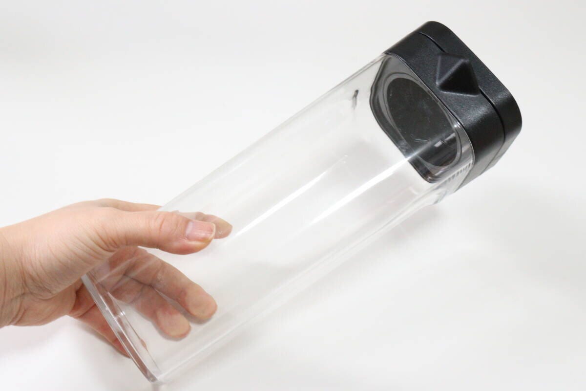 ダイソー 横置きできる冷水筒(取っ手なし、1.6L、ブラック) ダイソーの横置きできる冷水筒(取っ手なし、1.6L、ブラック)のパッケージ