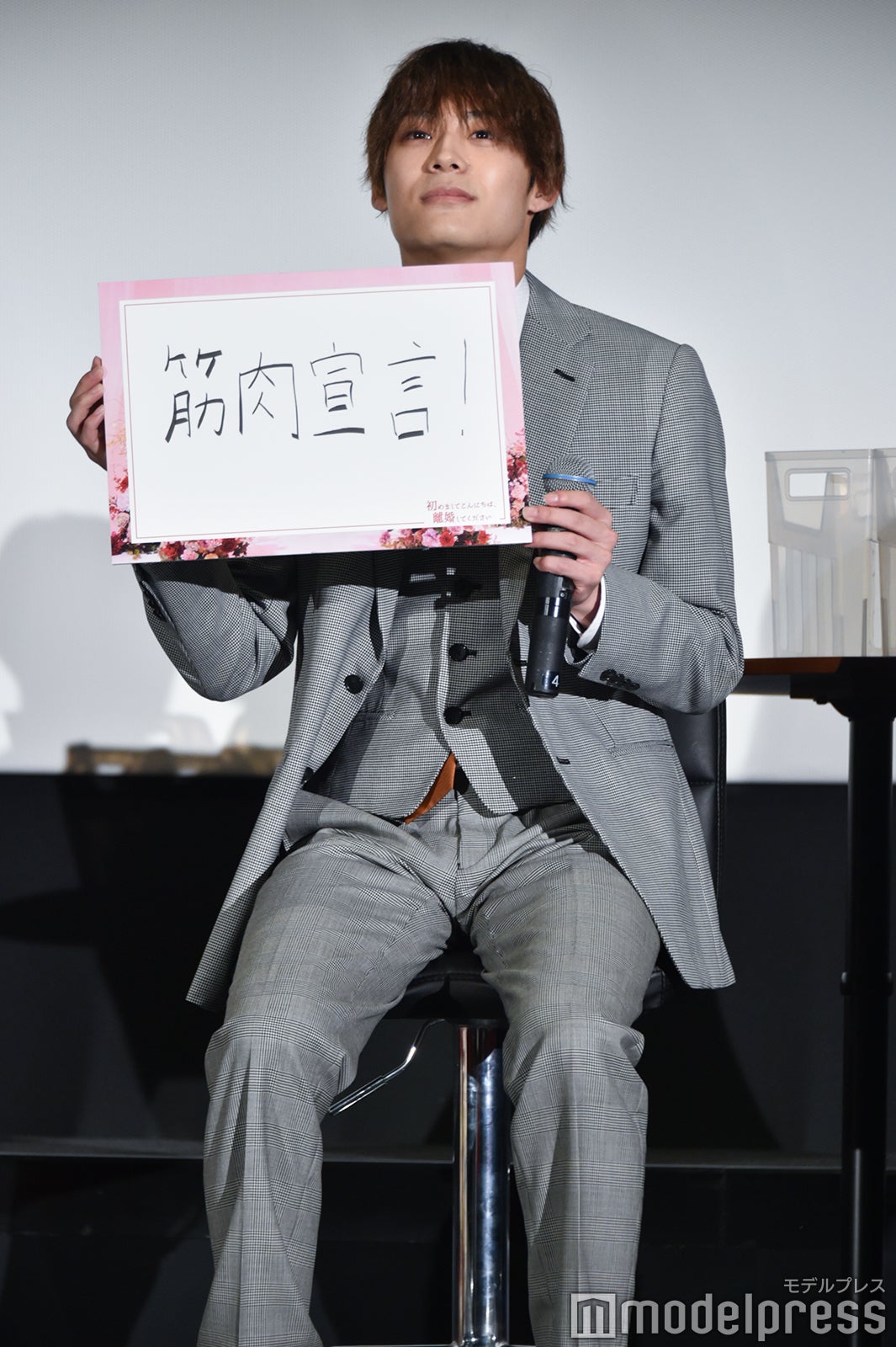 西垣匠へ「筋肉宣言」と掲げる高松アロハ（C）モデルプレス