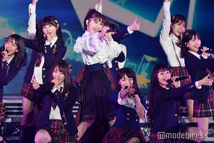 「大声ダイヤモンド」を踊る小嶋陽菜/「峯岸みなみ卒業コンサート~桜の咲かない春はない~」(C)モデルプレス