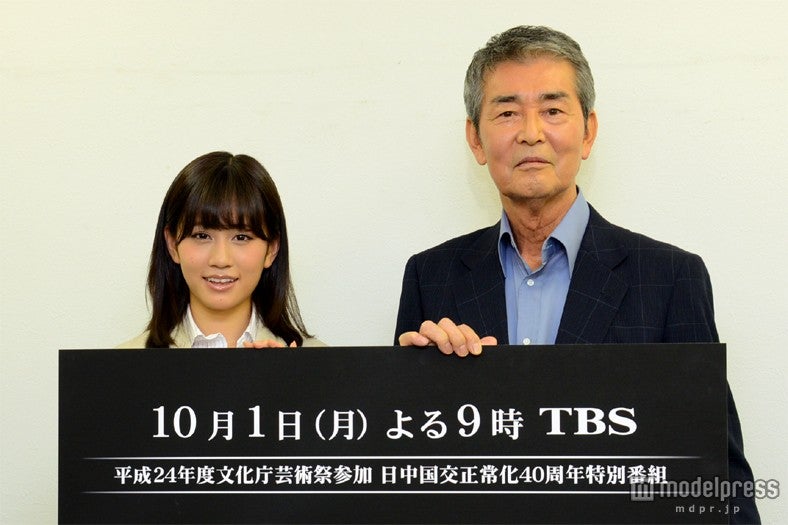 左から：前田敦子、渡哲也