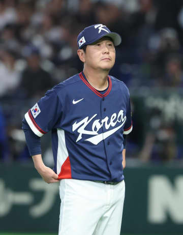 韓国の一塁手がラバー激突で倒れ込むハプニング 亀井コーチ駆け寄る プレー続行で日本ファンからも拍手わき起こる