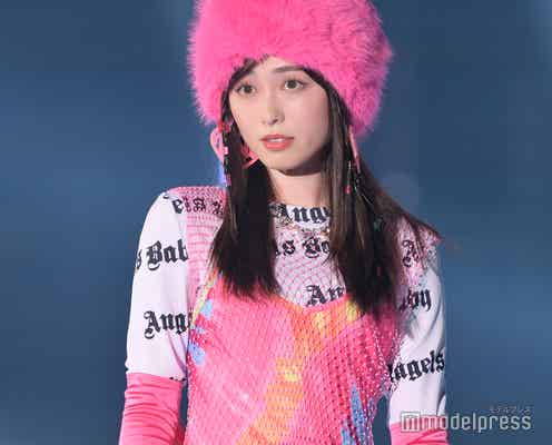 福原遥、美脚際立つスリットワンピ姿「舞いあがれ!」から雰囲気ガラリのド派手コーデ<TGC 2023 S/S>