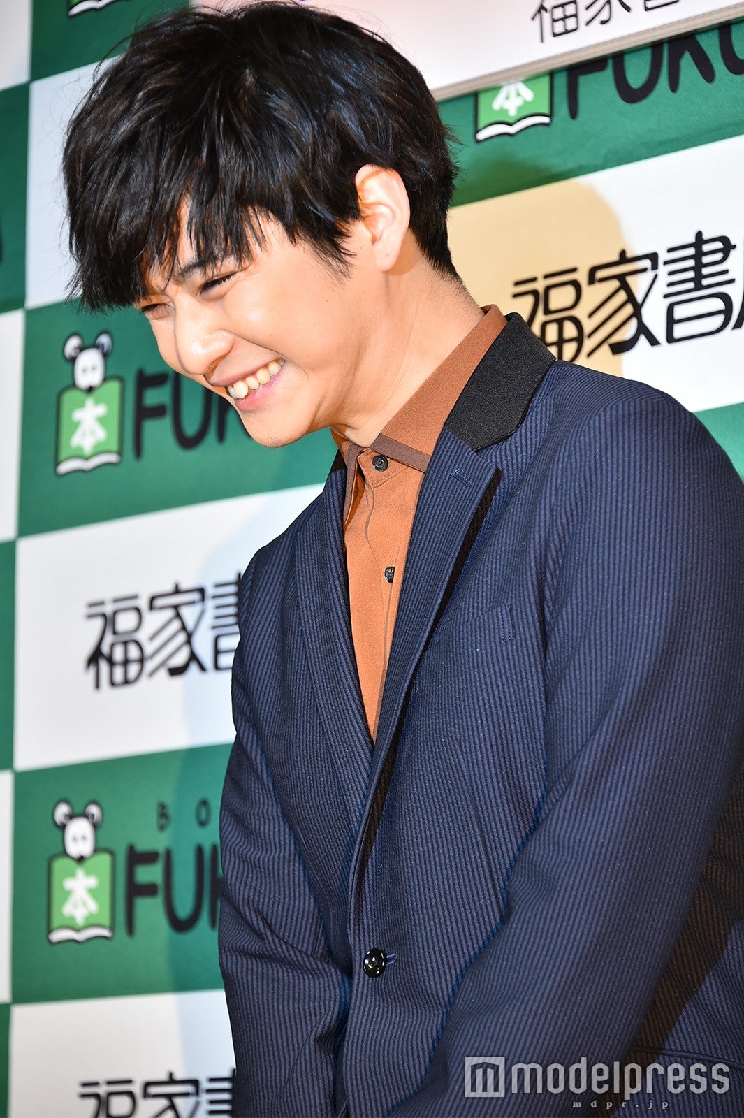 開始早々大量のフラッシュに笑う千葉雄大 （C）モデルプレス