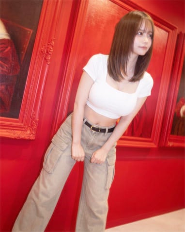 美BODYインフルエンサー、ピチTコーデでお腹を大胆見せ「めっちゃ可愛い」「素敵」