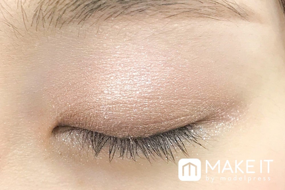 ベースにクリーム、メインカラーにサテン、仕上げにグリッターを使用 (C)メイクイット