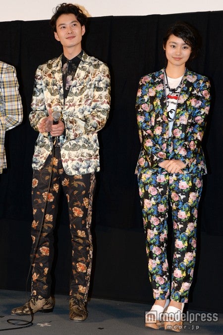 忽那汐里、岡田将生を見つめ照れ笑い