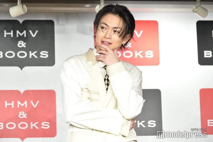 スタッフに回答の助けを求める綱啓永(C)モデルプレス