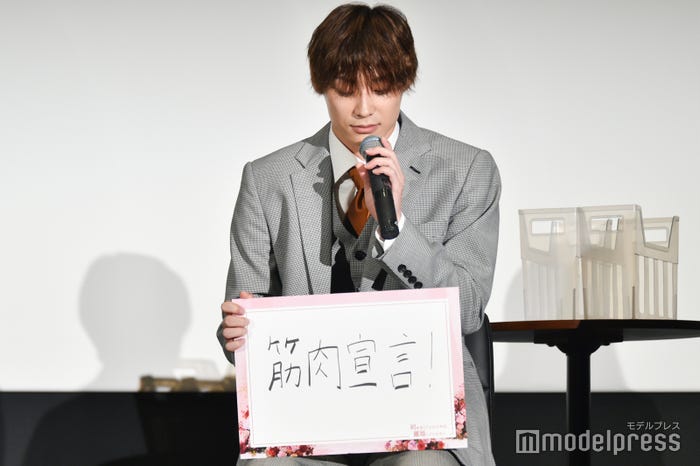 西垣匠へ「筋肉宣言」と掲げる高松アロハ(C)モデルプレス