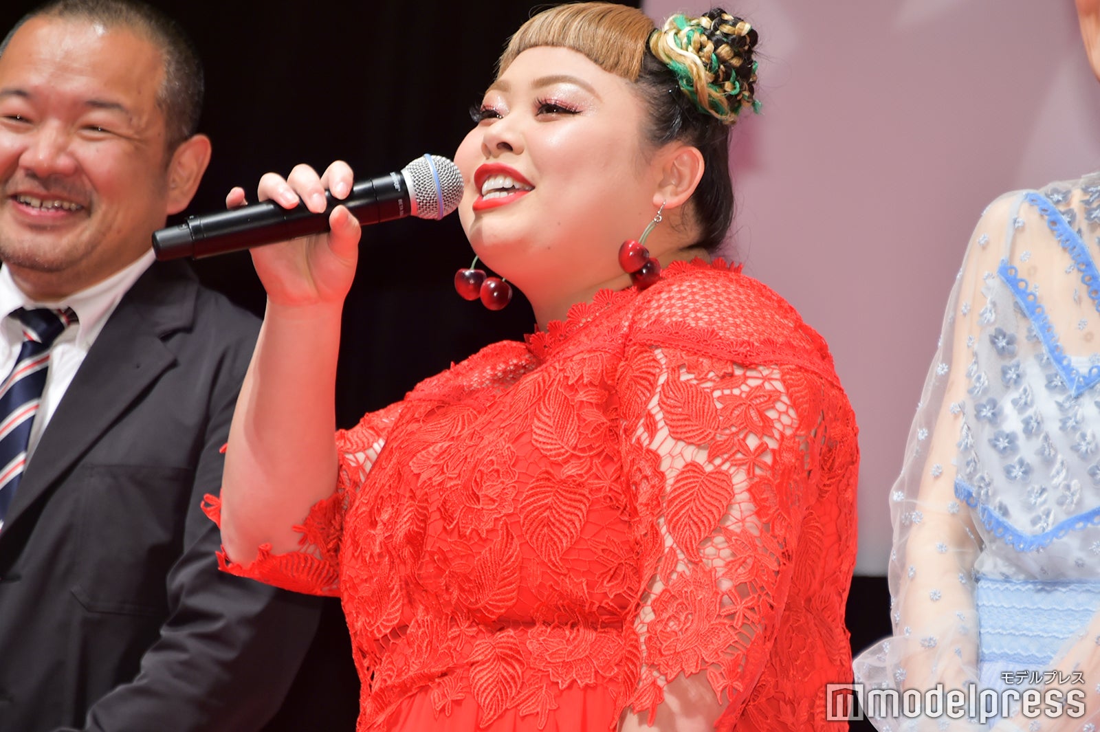 DJ風にノリノリで挨拶する渡辺直美 （C）モデルプレス