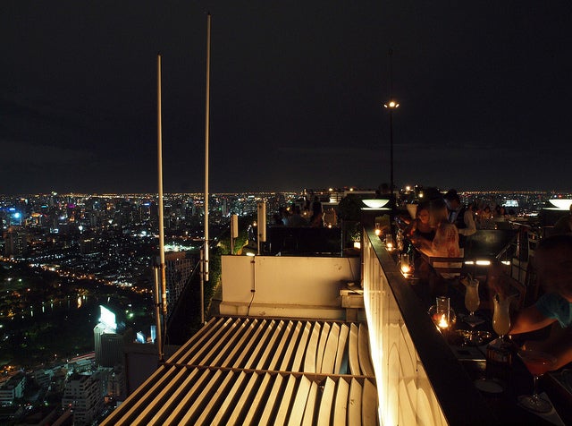 まるで雲に届きそうな「Vertigo and Moon」／photo by The Bode