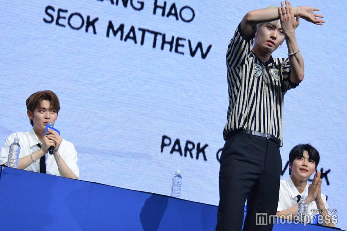 キム・テレ(左)の説明に合わせて踊るリッキー(中央)、見守るパク・ゴヌク(右)(C)モデルプレス