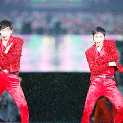 「東方神起 LIVE TOUR ～Begin Again～ Special Edition in NISSAN STADIUM」最終公演より（左から）チャンミン、ユンホ（提供写真）