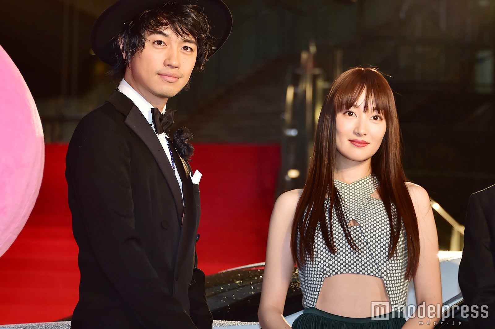 （左から）斎藤工、高梨臨 （C）モデルプレス