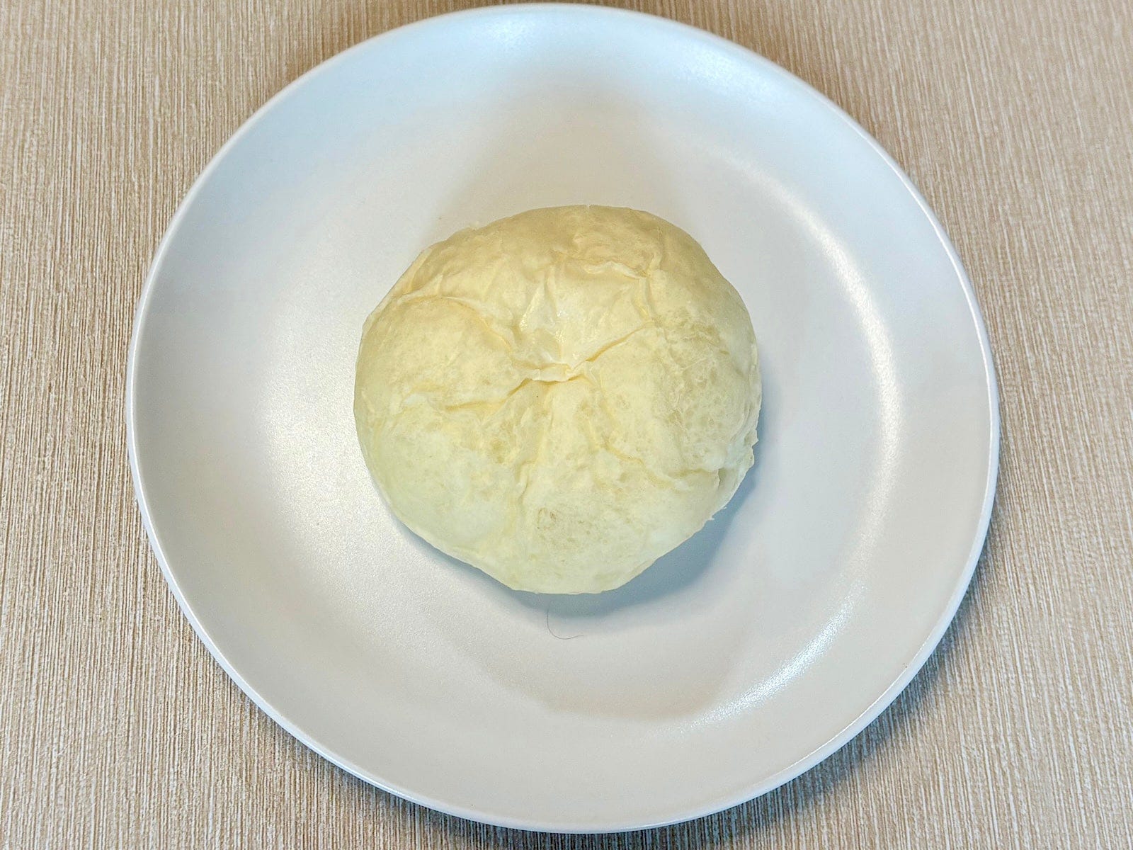 真っ白なクリームパンを冷えた状態で食べるのがポイント