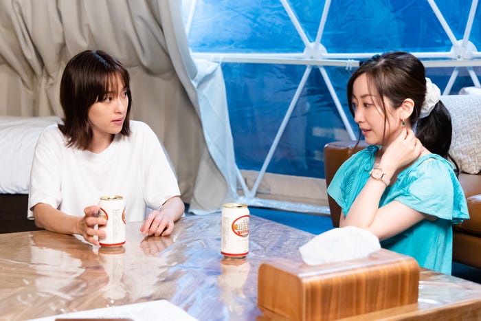 中村アン、黒川智花/「NICE FLIGHT」第4話より(C)テレビ朝日