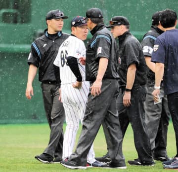 侍ジャパン 五回表終了後に大雨で中断 試合開始時は快晴も四回途中から突然雨脚が強まる スタッフの懸命整備で再開