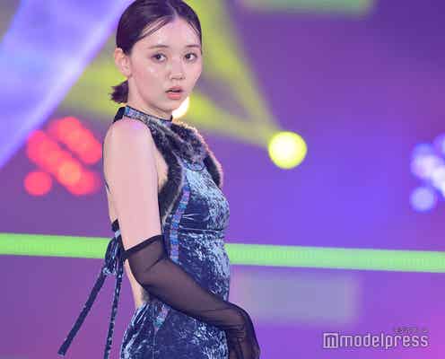 江野沢愛美、結婚後初の公の場 ノースリーブドレスで背中大胆魅せ<GirlsAward 2023 S/S>