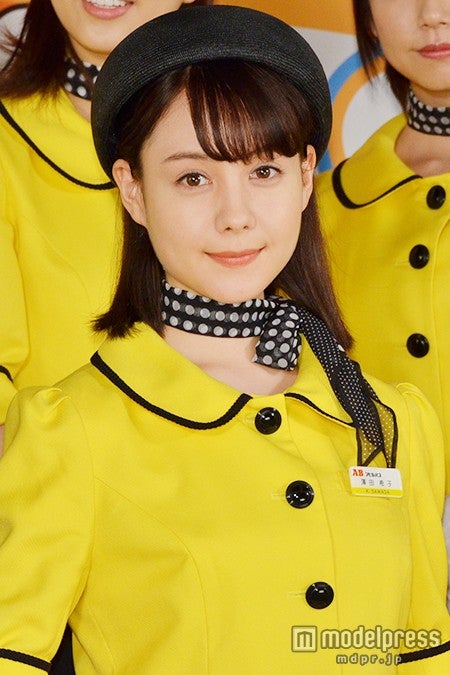 トリンドル玲奈、バスガイド姿で美脚披露 「とても面白い役どころ」手応え語る