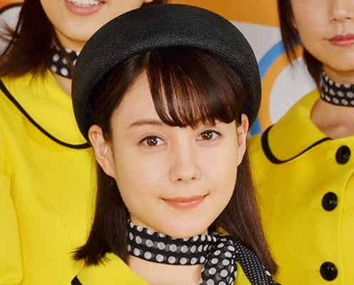 トリンドル玲奈、バスガイド姿で美脚披露 「とても面白い役どころ」手応え語る