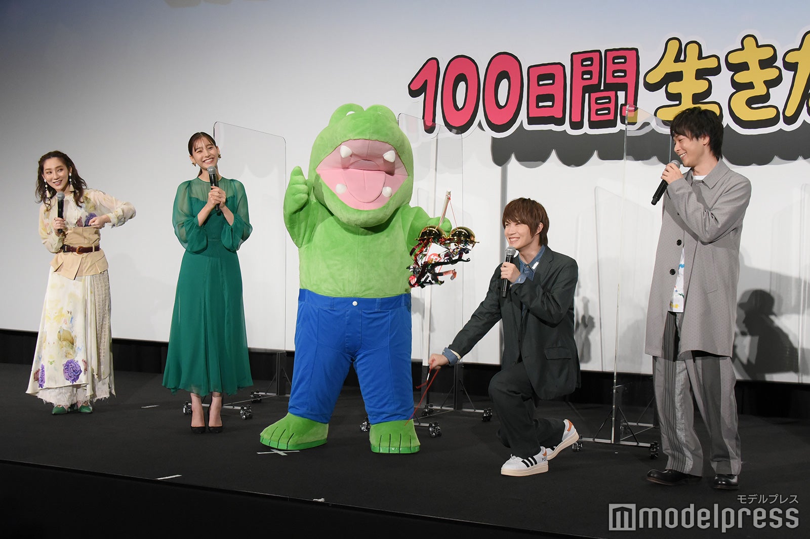 （左から）ファーストサマーウイカ、新木優子、ワニ、神木隆之介、中村倫也（C）モデルプレス