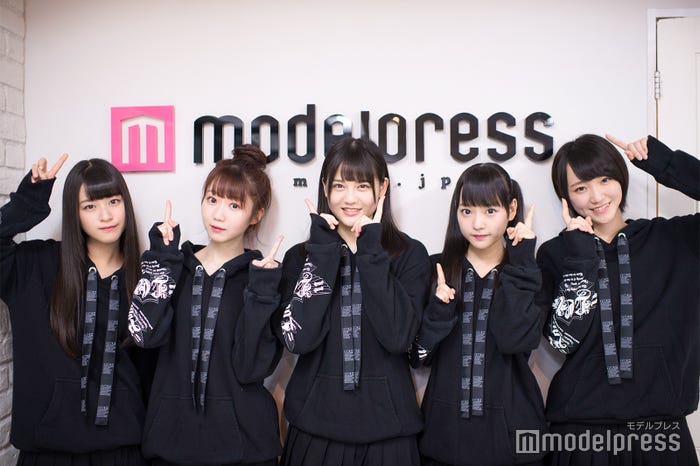 =LOVE(左から)佐々木舞香、大谷映美里、高松瞳、齊藤なぎさ、野口衣織 (C)モデルプレス