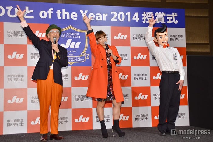 LOVEマシーンの決めポーズで、大盛況(左から)テリー伊藤、保田圭