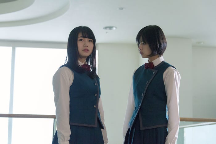 長濱ねる、平手友梨奈 (C)「残酷な観客達」製作委員会