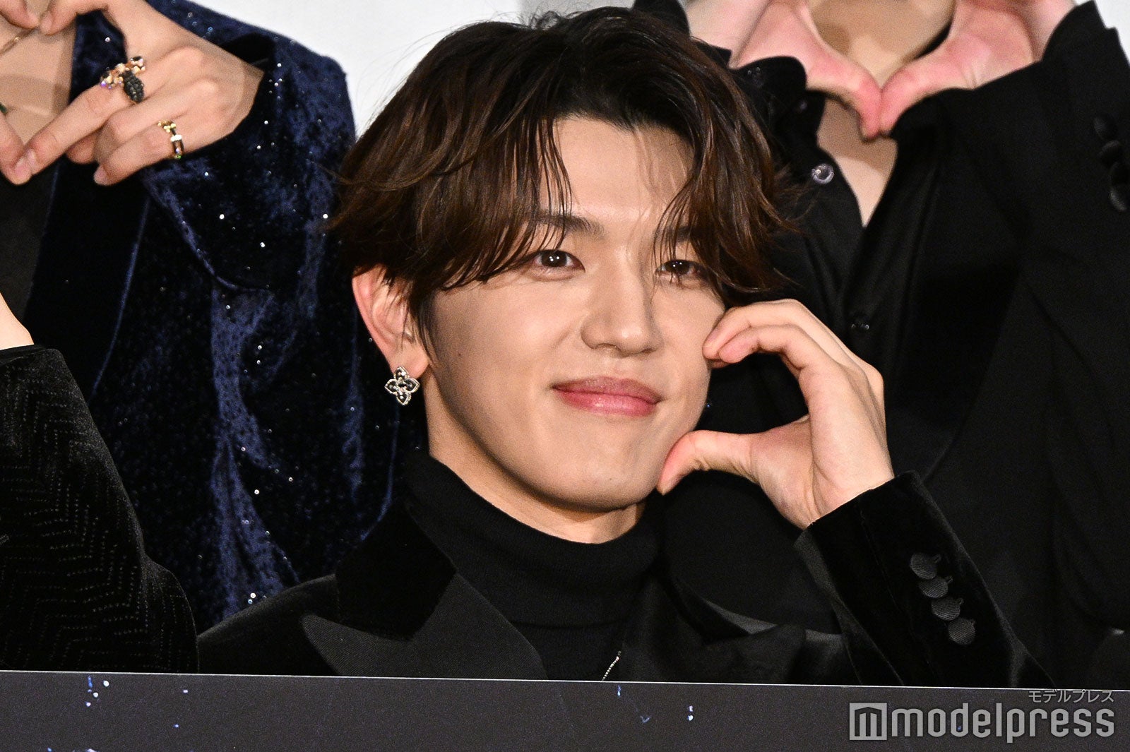 頬にハートを作る高塚大夢（C）モデルプレス