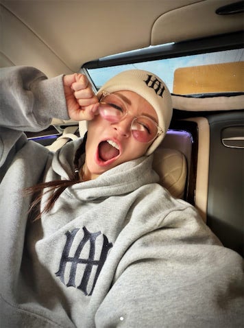 浜崎あゆみ、ニット帽姿ではしゃぐ自撮りショットに反響「可愛いすぎやろ」「朝から癒される」