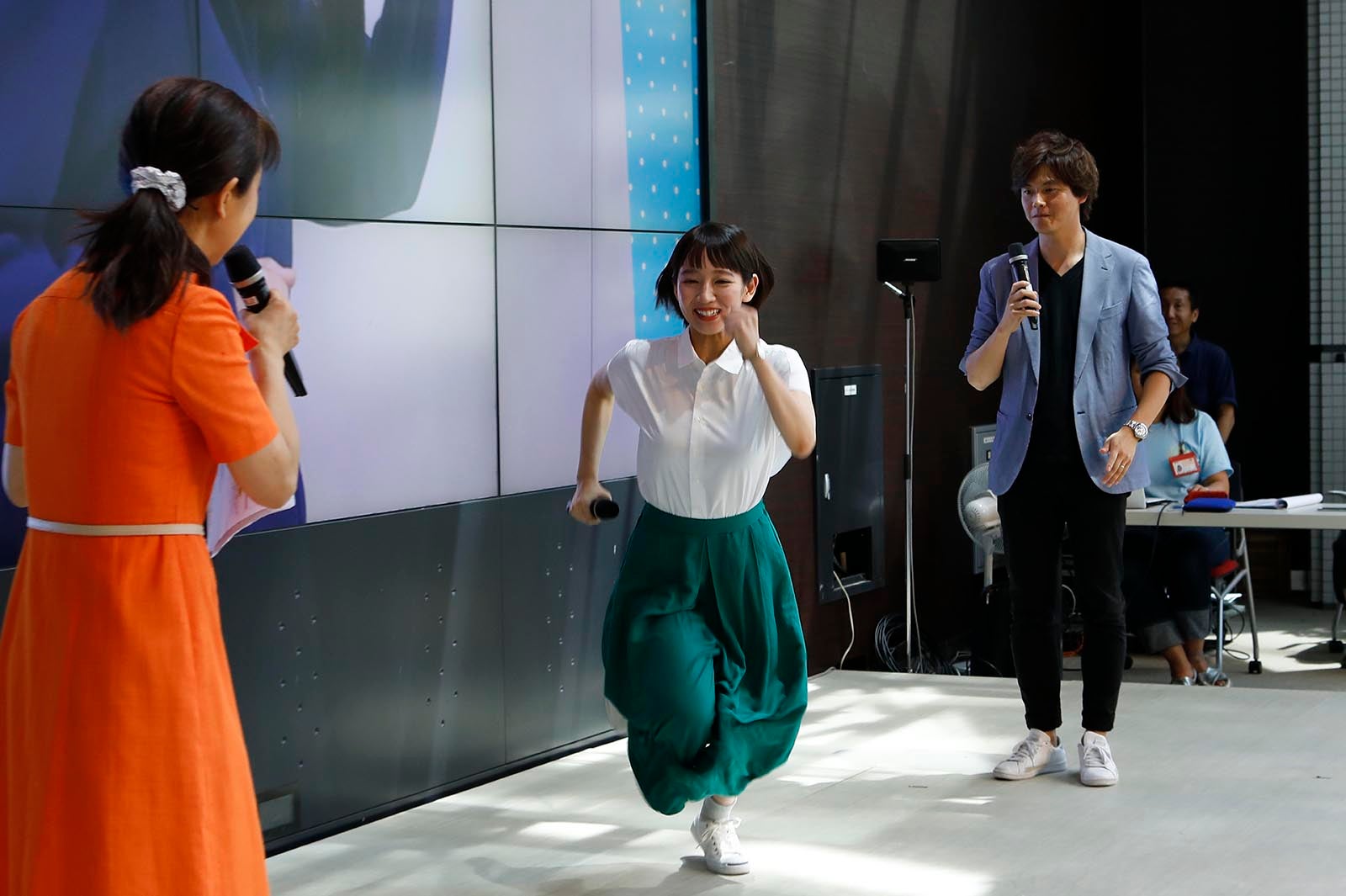 吉岡里帆、自慢の“走り”披露で沸かす　サプライズでプレゼントも＜健康で文化的な最低限度の生活＞