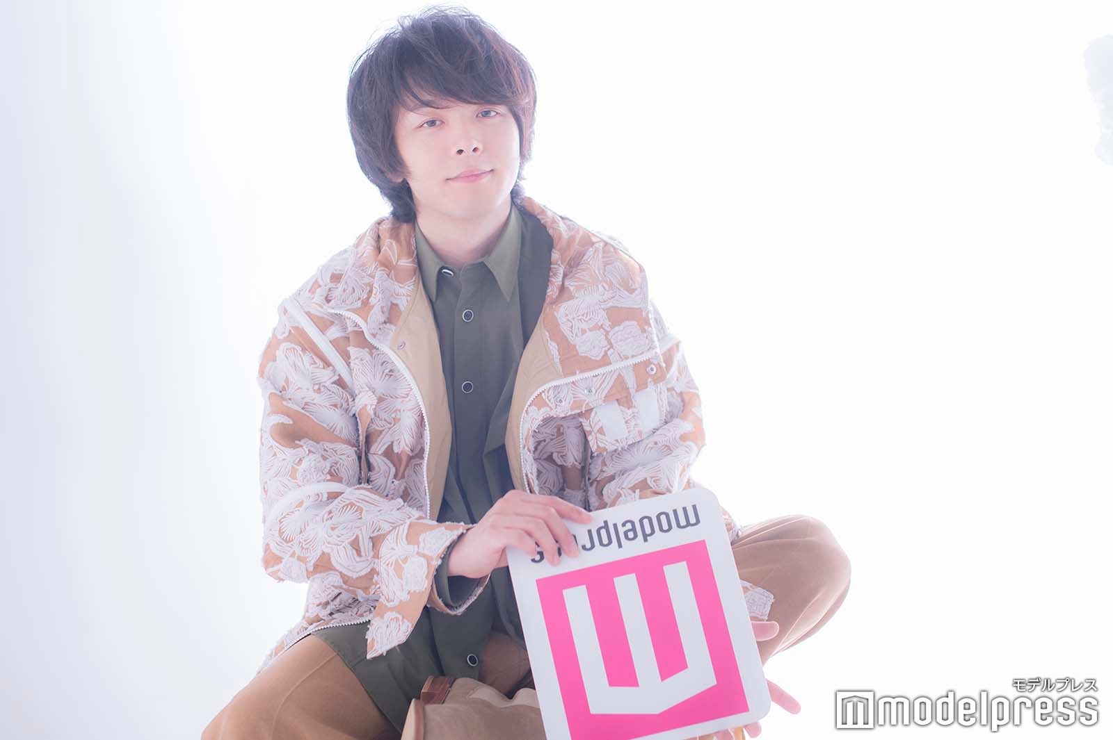 ロゴの持ち方がお茶目な中村倫也（C）モデルプレス