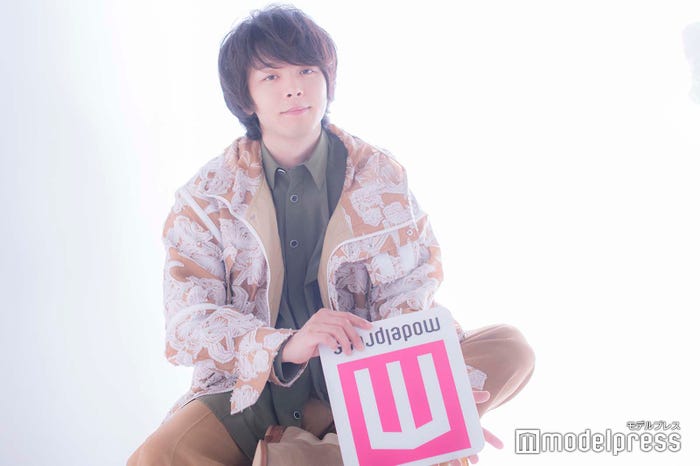 ロゴの持ち方がお茶目な中村倫也(C)モデルプレス
