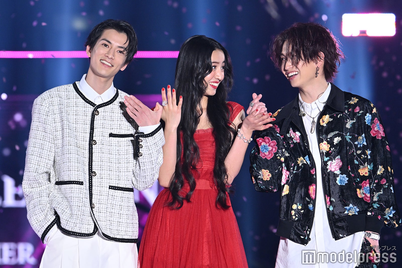 「女神降臨」ポーズでキメる渡邊圭祐、Koki、綱啓永（C）モデルプレス