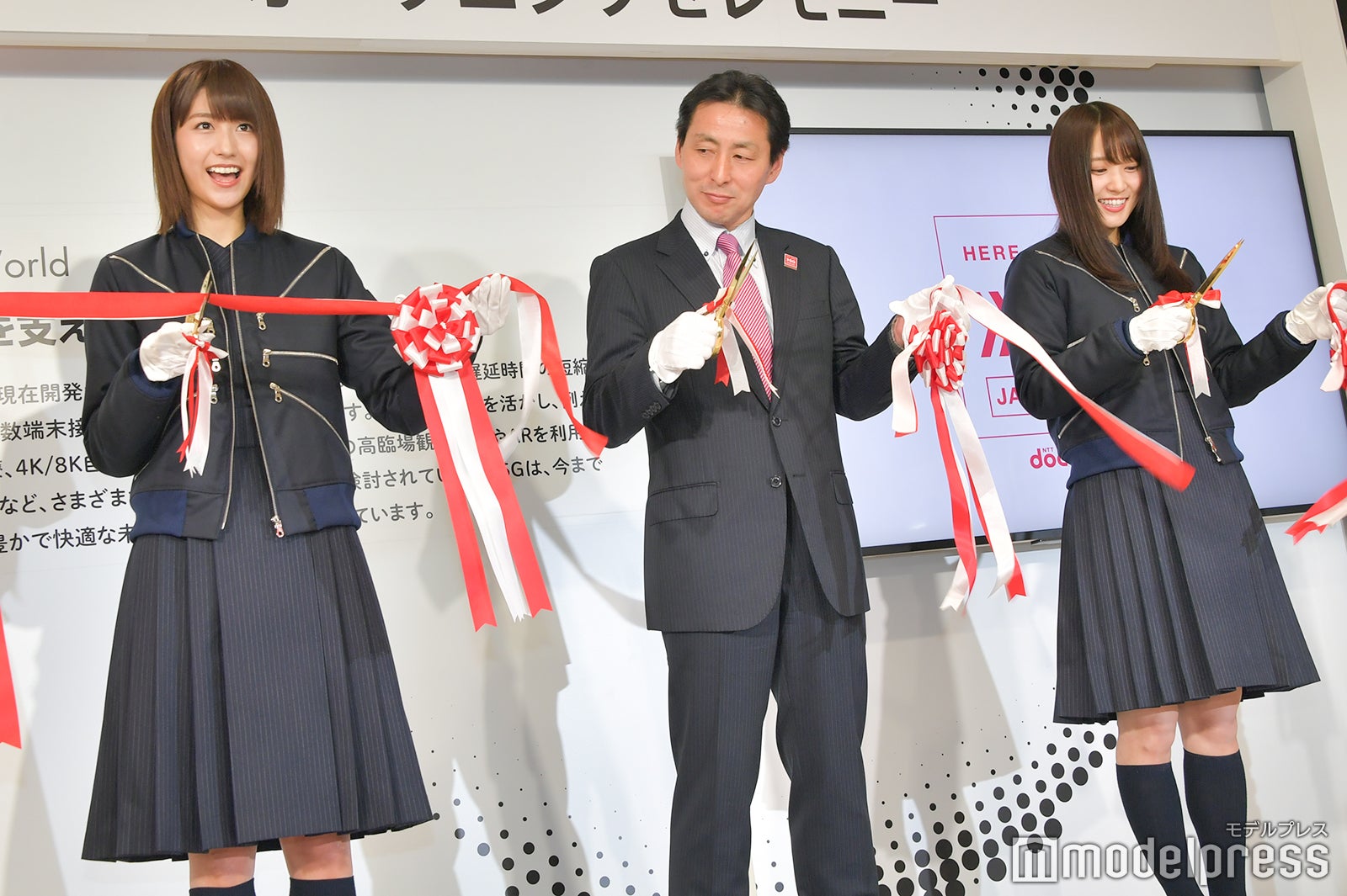 テープカットに挑戦 （C）モデルプレス