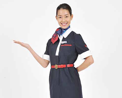 すみれ、深田恭子とCA制服着こなし女優デビュー