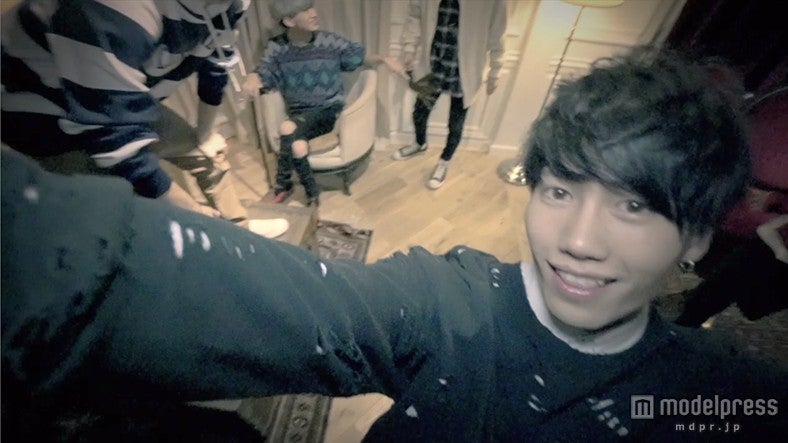 「XXX」Music Videoより／志村禎雄    