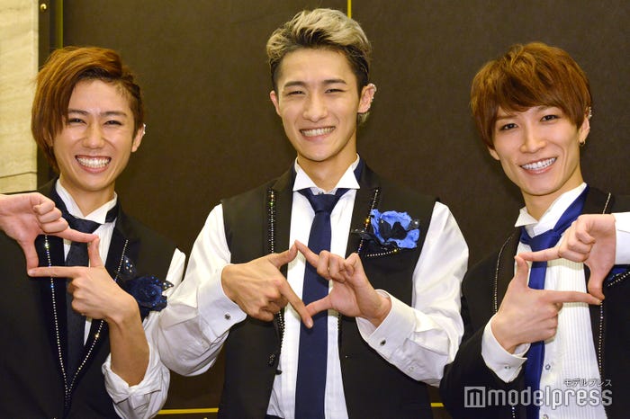 “愛と青春キップ”ポーズ!/舞台「愛と青春キップ」の囲み取材に応じた阿部亮平、岩本照、渡辺翔太 (C)モデルプレス