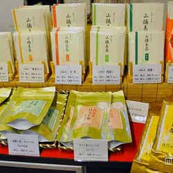 鈴木さんの農園で収穫した“浅蒸し”、“深蒸し”、“玉露”、“かぶせ”、“碾茶ほうじ”、“抹茶入り玄米茶”