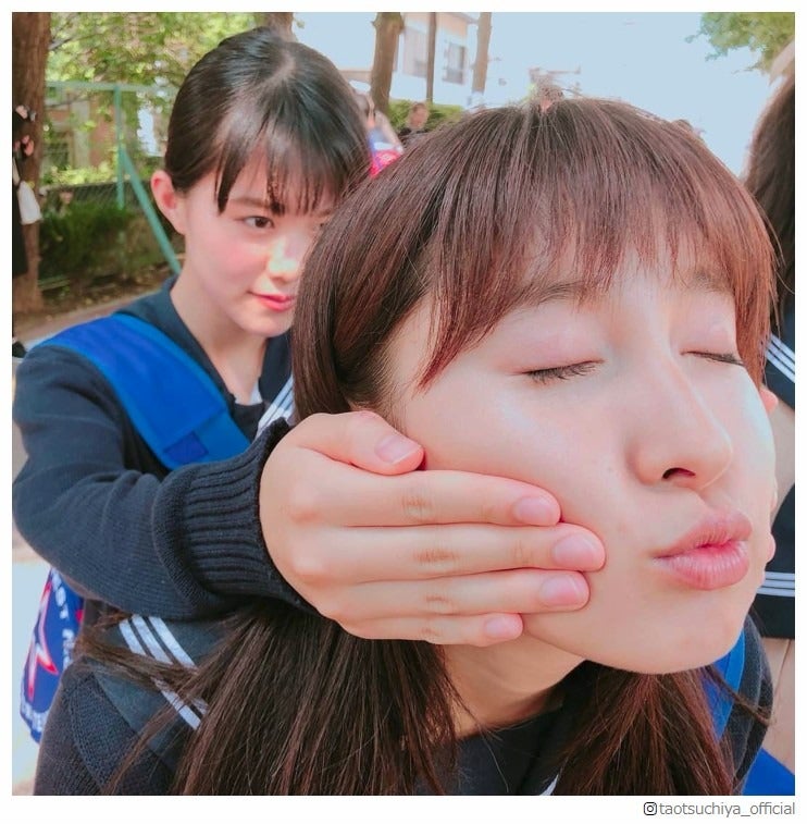 土屋太鳳のお茶目な“ドアップ”ショットに反響　美肌にも注目集まる