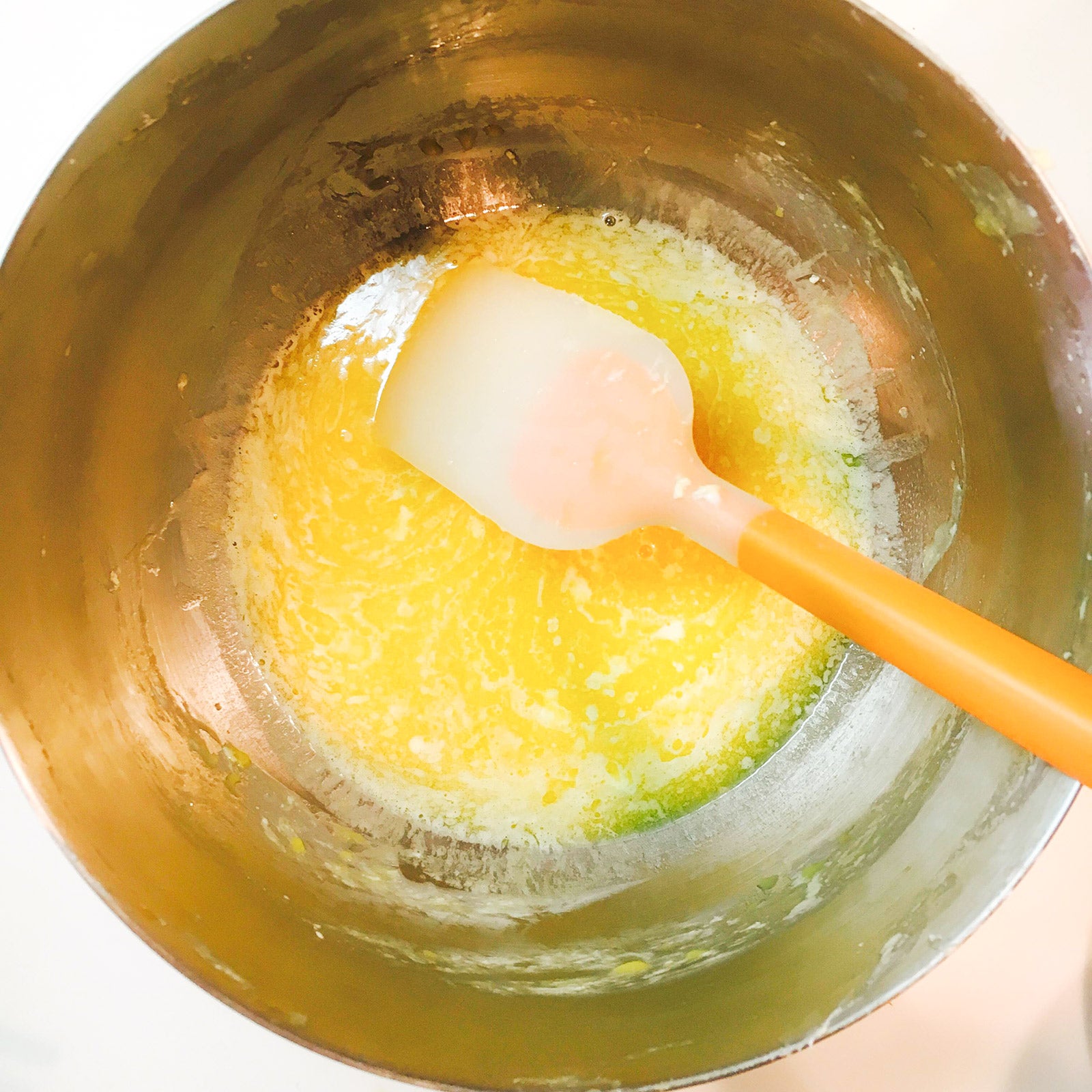 手順1：バターを湯煎で溶かし、砂糖、卵、牛乳を少しずつ入れる／画像提供：柏原歩