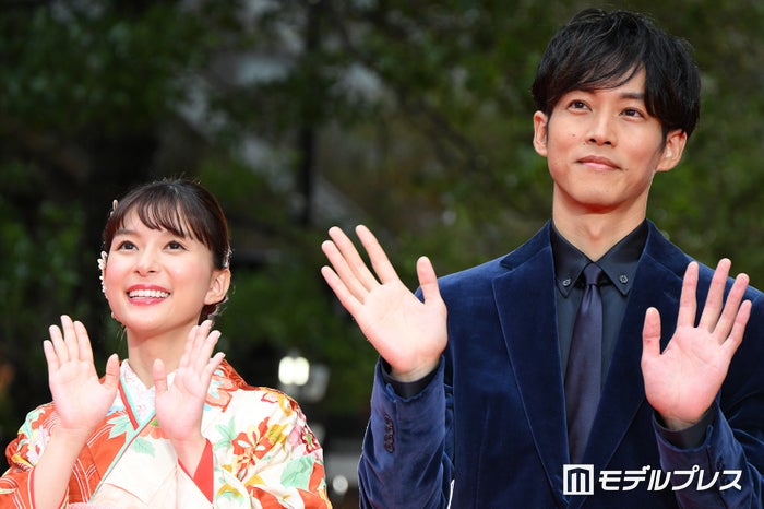 芳根京子、艷やか着物姿披露 松坂桃李とレッドカーペット華やか登場【第37回東京国際映画祭】