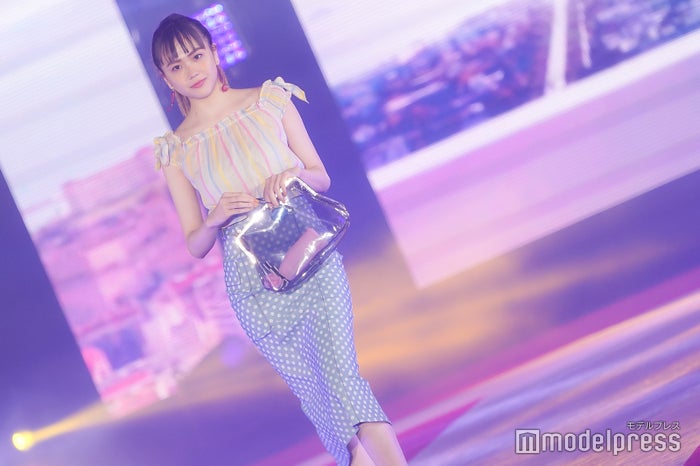 松井愛莉 モテ系肌見せコーデでにっこり Girlsaward 18 S S モデルプレス