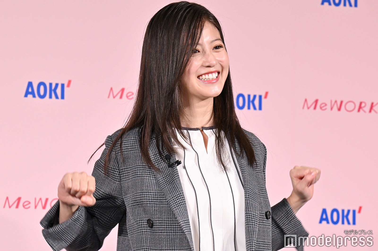 ストレッチ体験する今田美桜（C）モデルプレス