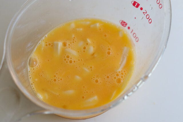 卵を割りほぐし、ピザ用チーズを加えて混ぜ合わせておく。